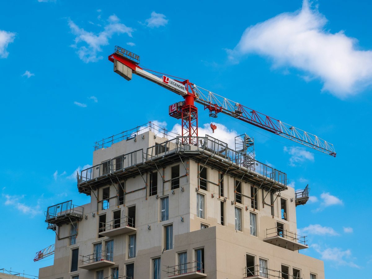 Tower crane over a building under construction